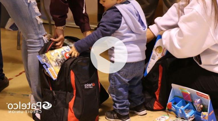 Patelco team members distribute backpacks to families affected by the Camp Fire in Paradise, 加州.
